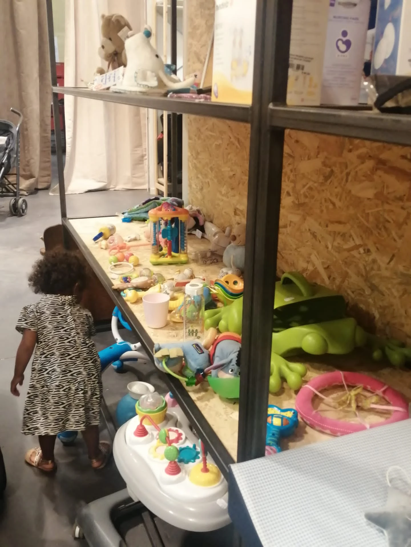 Kinderspeelgoed en zandkasteel in een zandtafel in de kringloopwinkel