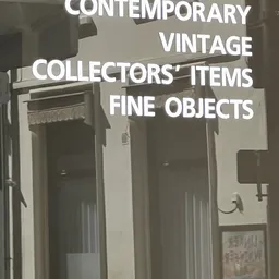 Vitrinekast met glazen deuren waarin vintage verzamelobjecten en fijne objecten zijn uitgestald