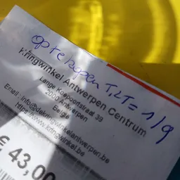 Tekstlabel met bedrijfsgegevens van Kringwinkel Antwerpen Centrum