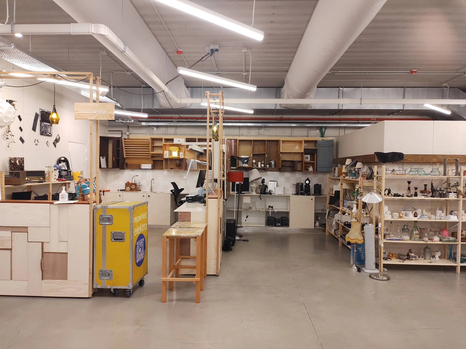 Ruime kringloopwinkelruimte met stellingen, toonbanken en diverse tweedehands artikelen
