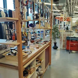 Houten displaykast met sieraden, accessoires en decoratieve artikelen uitgestald op verschillende niveaus