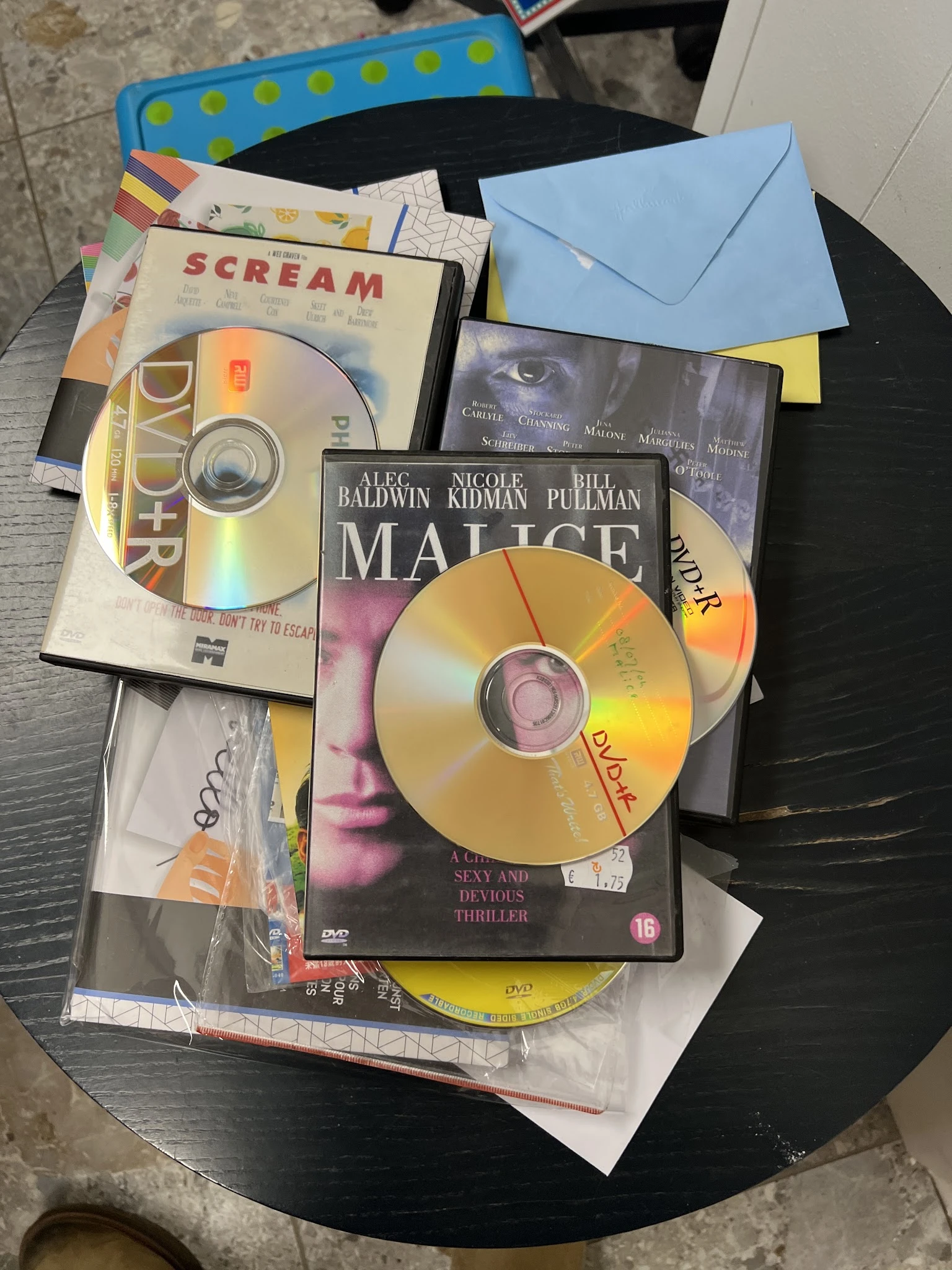 Verzameling dvd-films met doosjes, waaronder 'Malice' met Alec Baldwin, Nicole Kidman en Bill Pullman