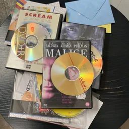 Verzameling dvd-films met doosjes, waaronder 'Malice' met Alec Baldwin, Nicole Kidman en Bill Pullman