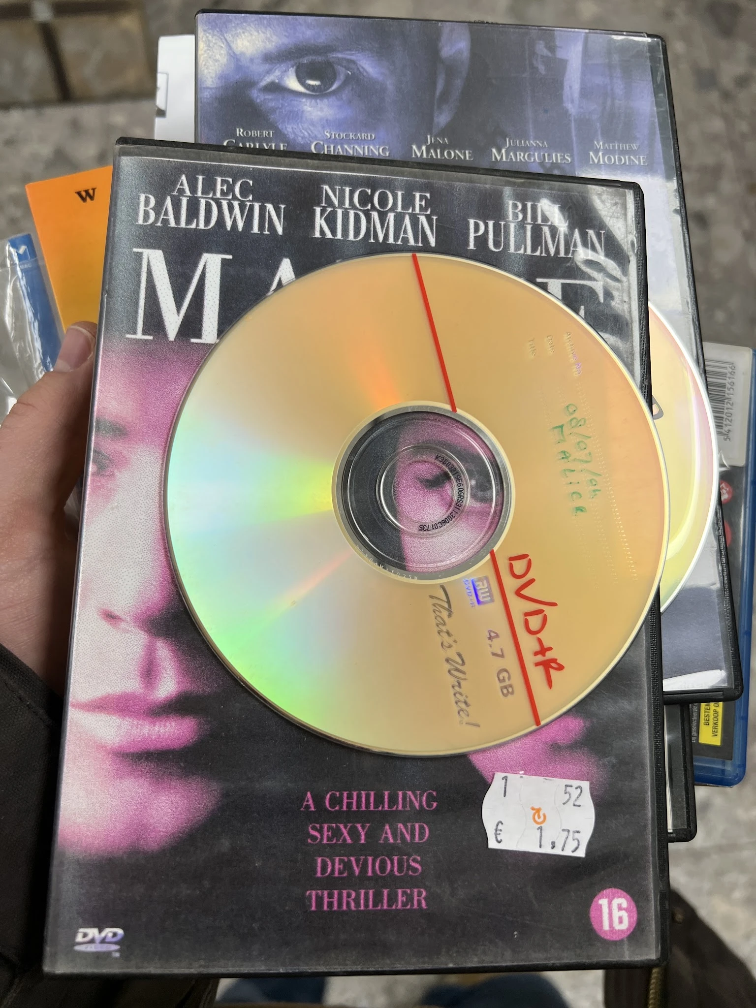 Close-up van een dvd-film met handgeschreven aantekeningen op het doosje
