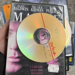 Close-up van een dvd-film met handgeschreven aantekeningen op het doosje