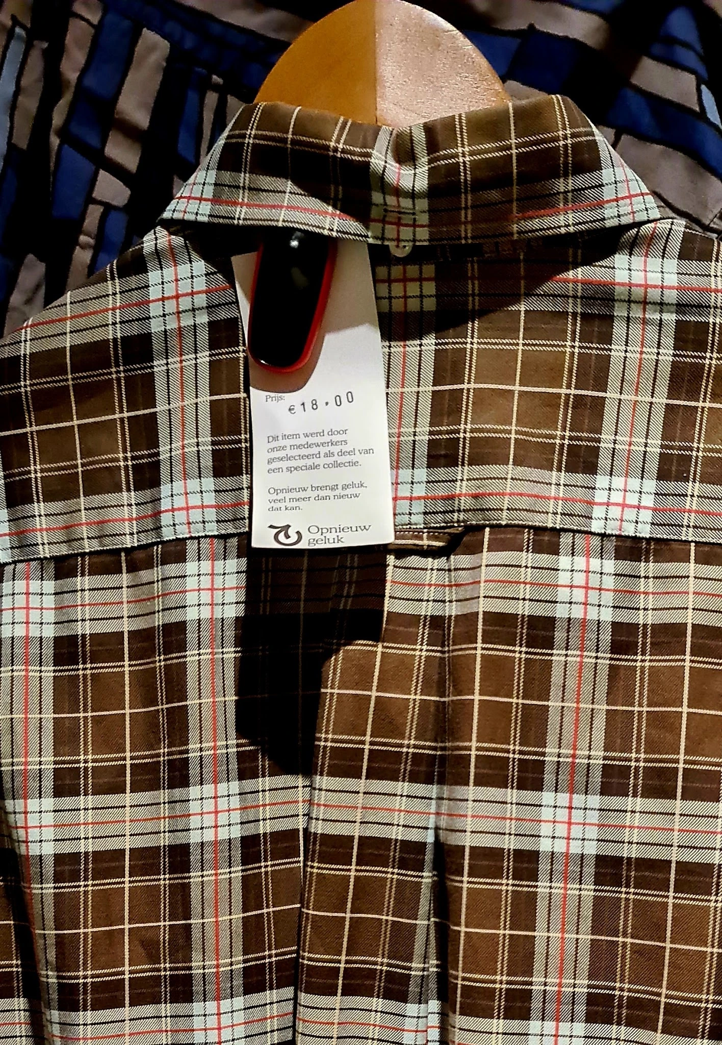 Tweedehands geruite kledingstukken met prijskaartje van €16,00