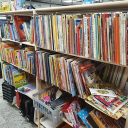 Rekken en stellingen vol met cd's, dvd's en andere media in verschillende kleuren en formaten