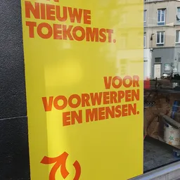 Geel bord met rode tekst in het Nederlands over toekomst en voorwerpen