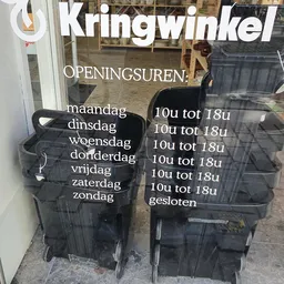 Opengingsuren in het Nederlands op een glasruit of raam