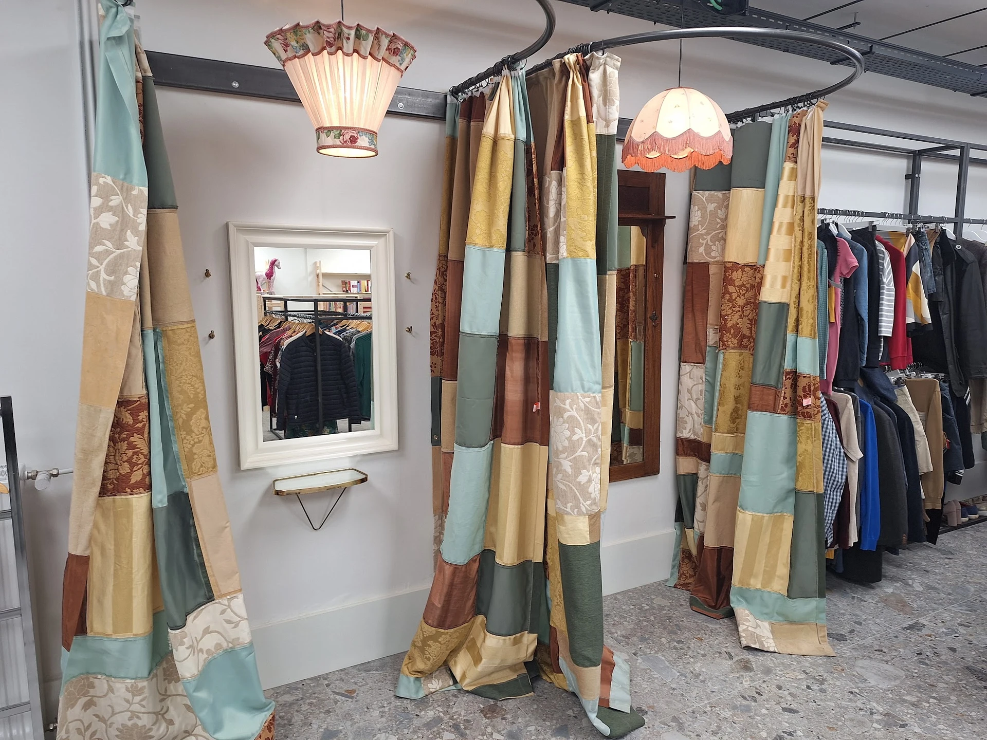 Rekken met tweedehands gordijnen en textiel in verschillende kleuren en patronen