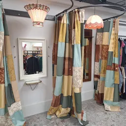 Rekken met tweedehands gordijnen en textiel in verschillende kleuren en patronen