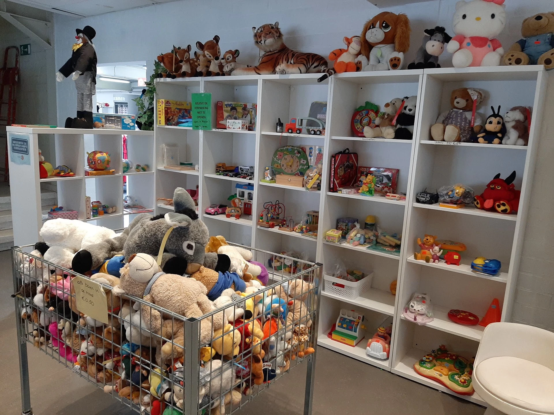 Kringloopwinkel Kringwinkel De Cirkel Zelzate in Zelzate met tweedehands boeken, gereedschappen en huis- en inrichting