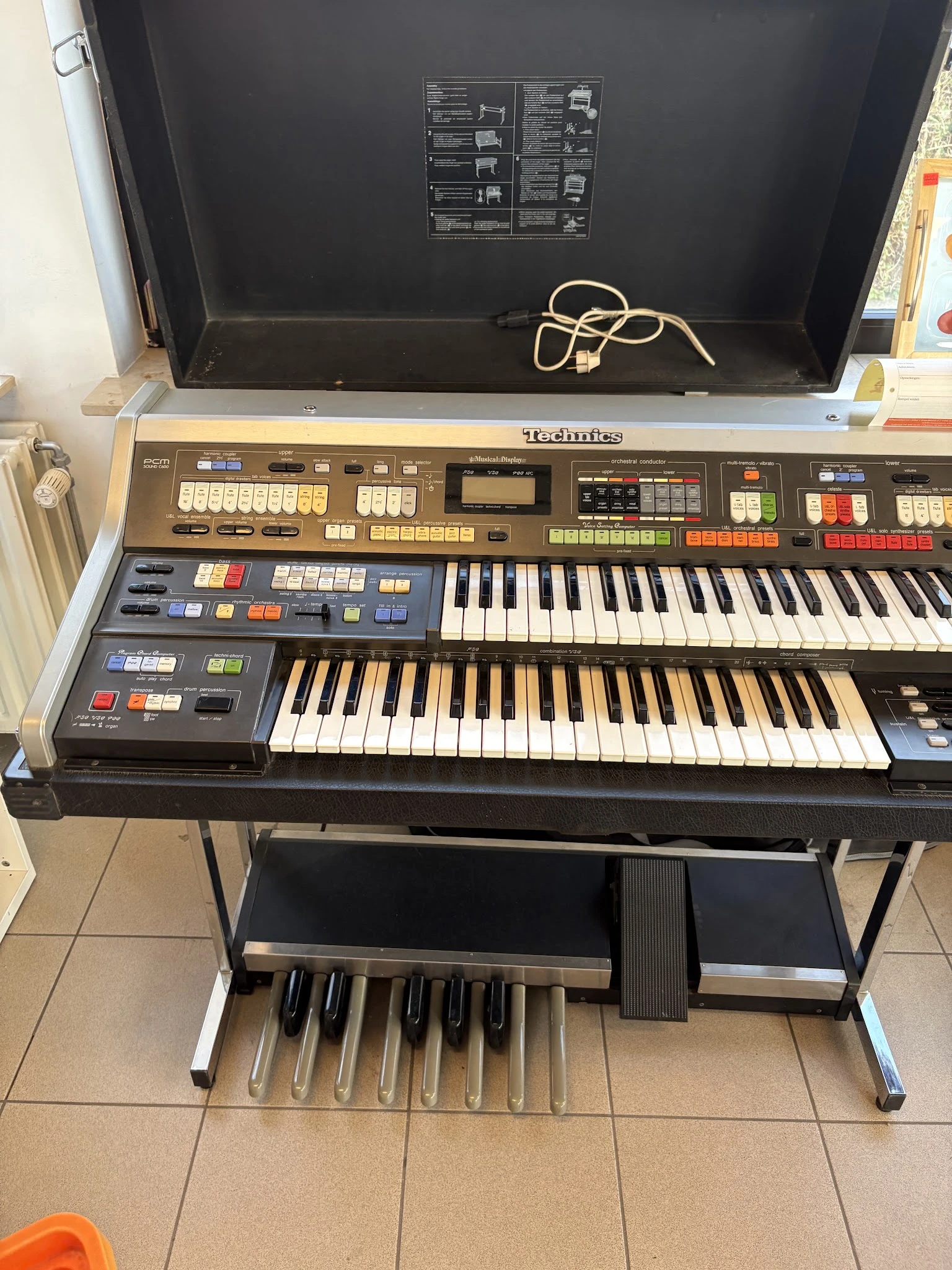 Tweedehands Technics elektronisch orgel met twee manualen en voetpedaal op standaard