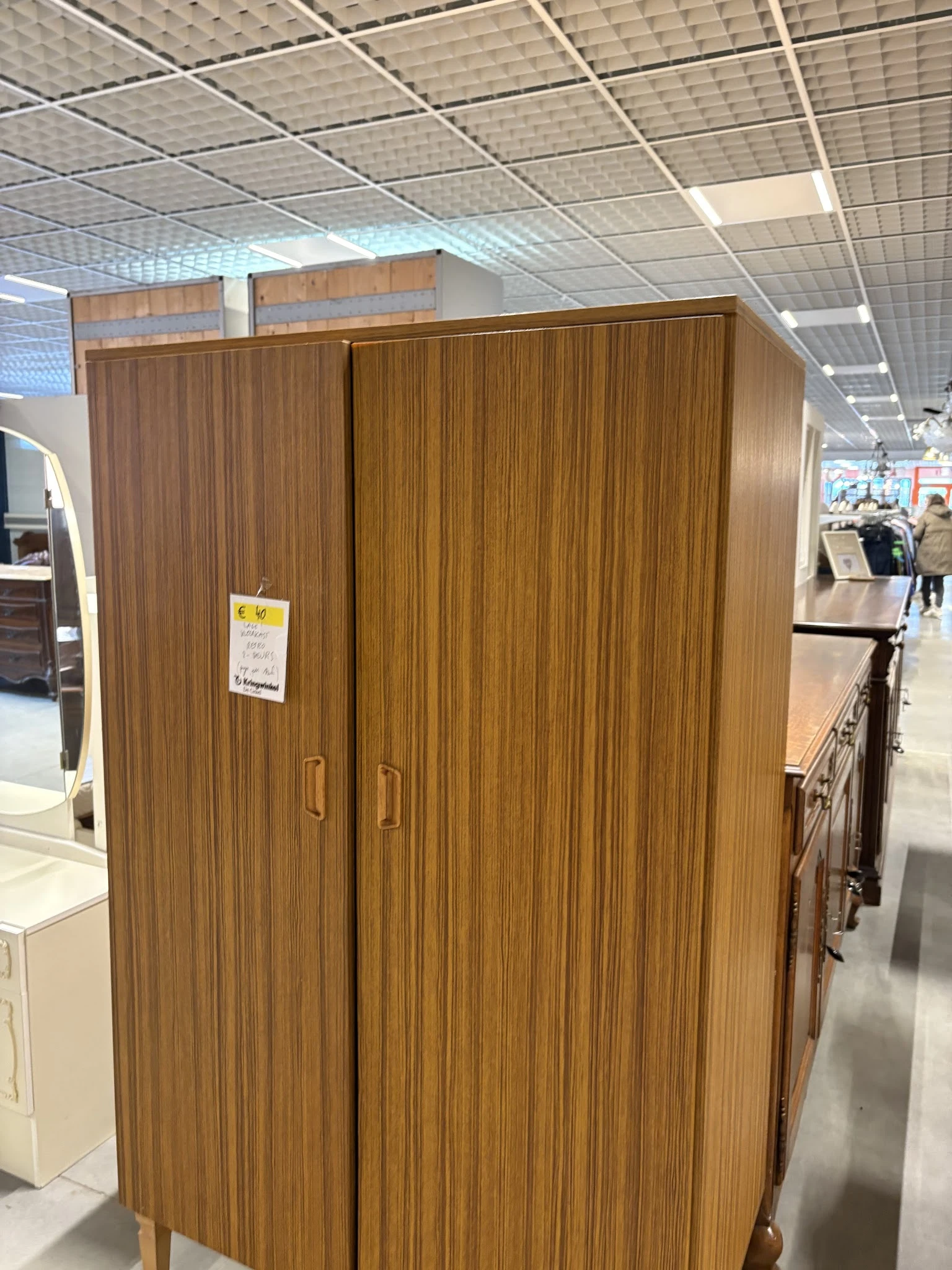 Tweedehands houten kledingkast met verticale latten en twee deuren in bruine tint