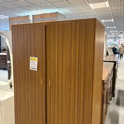 Tweedehands houten kledingkast met verticale latten en twee deuren in bruine tint