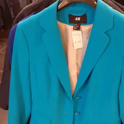 Turquoise blazer van H&M met prijskaartje van €7,50