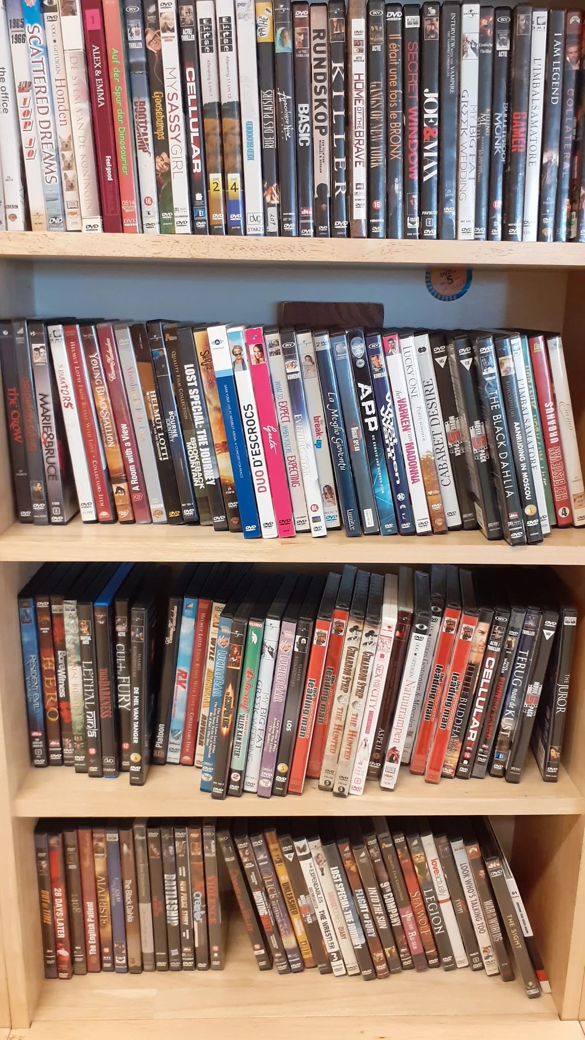 Twee planken vol met dvd's en blu-rays, netjes op elkaar gestapeld