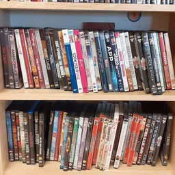 Twee planken vol met dvd's en blu-rays, netjes op elkaar gestapeld