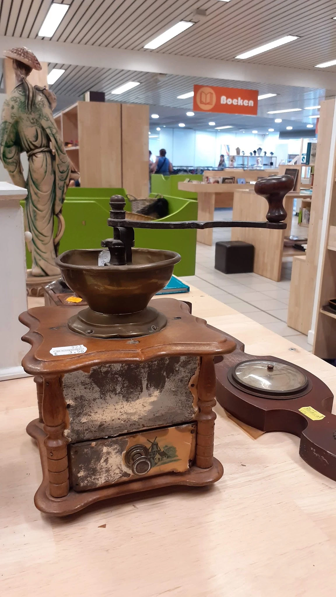 Bruine houten weegschaal met metalen kom op houten onderstel, op display in kringloopwinkel