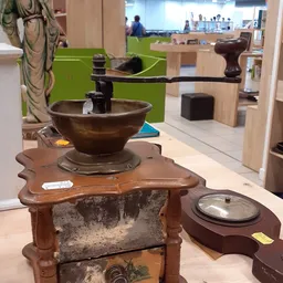 Bruine houten weegschaal met metalen kom op houten onderstel, op display in kringloopwinkel