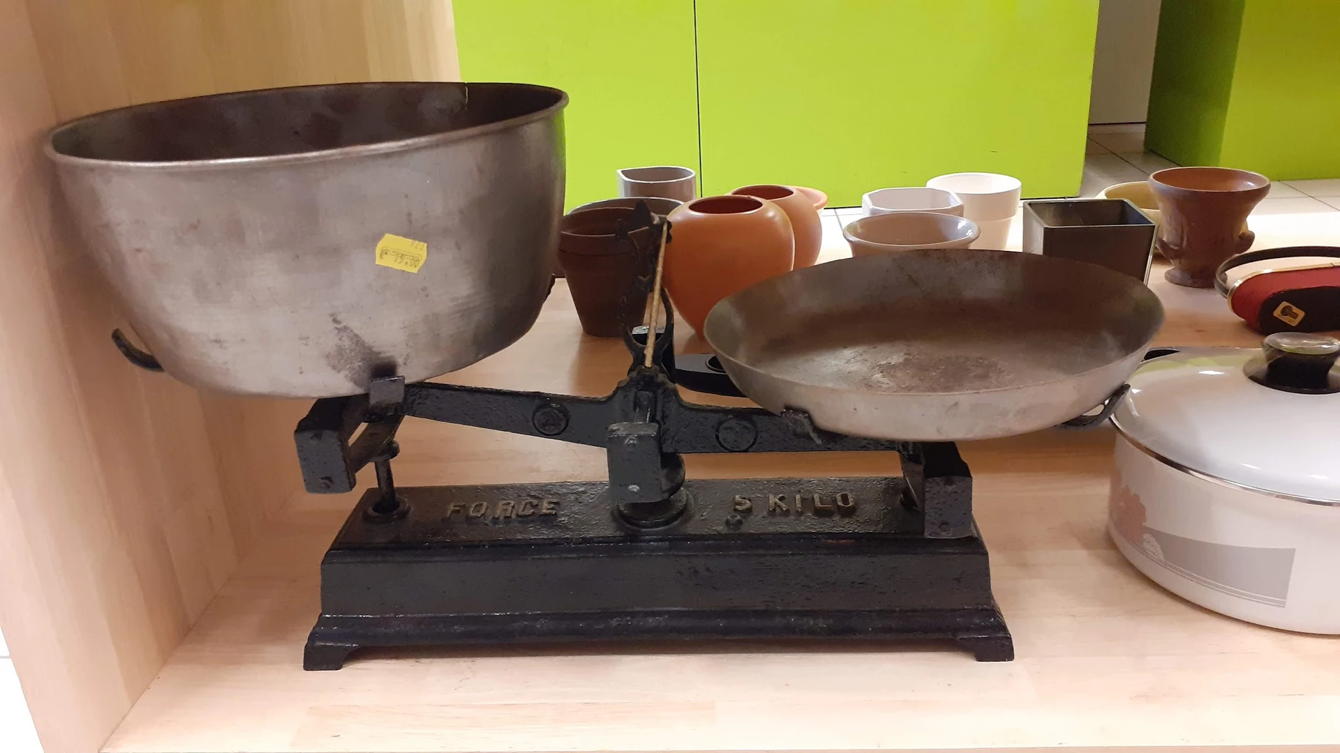 Oude mechanische balansweegschaal met twee metalen schalen en gewichtjes