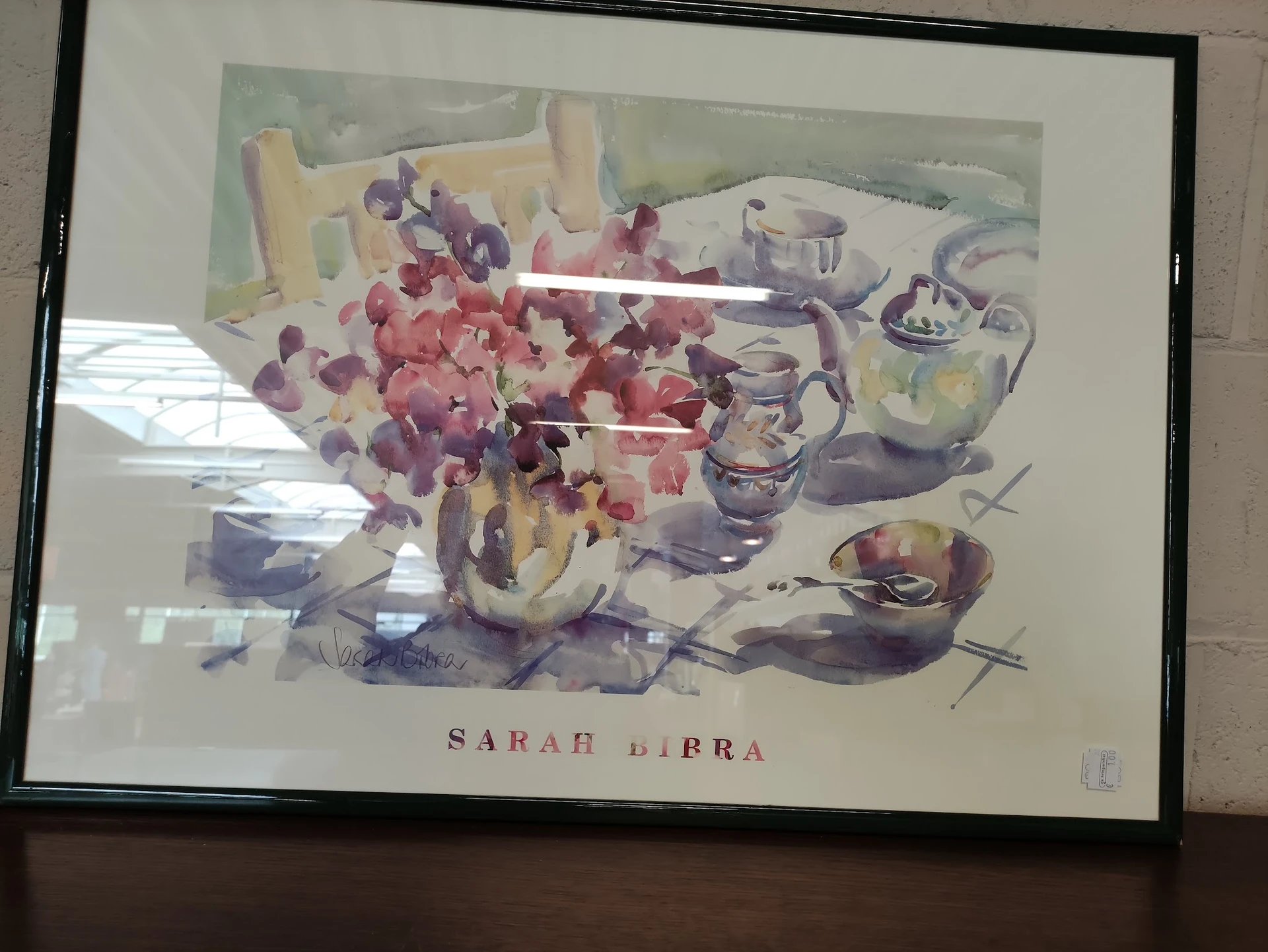 Aquarel schilderij van SARAB BIRRA met bloemen in vazen en serviesgoed