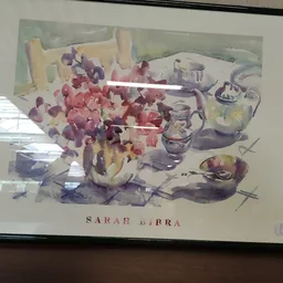 Aquarel schilderij van SARAB BIRRA met bloemen in vazen en serviesgoed