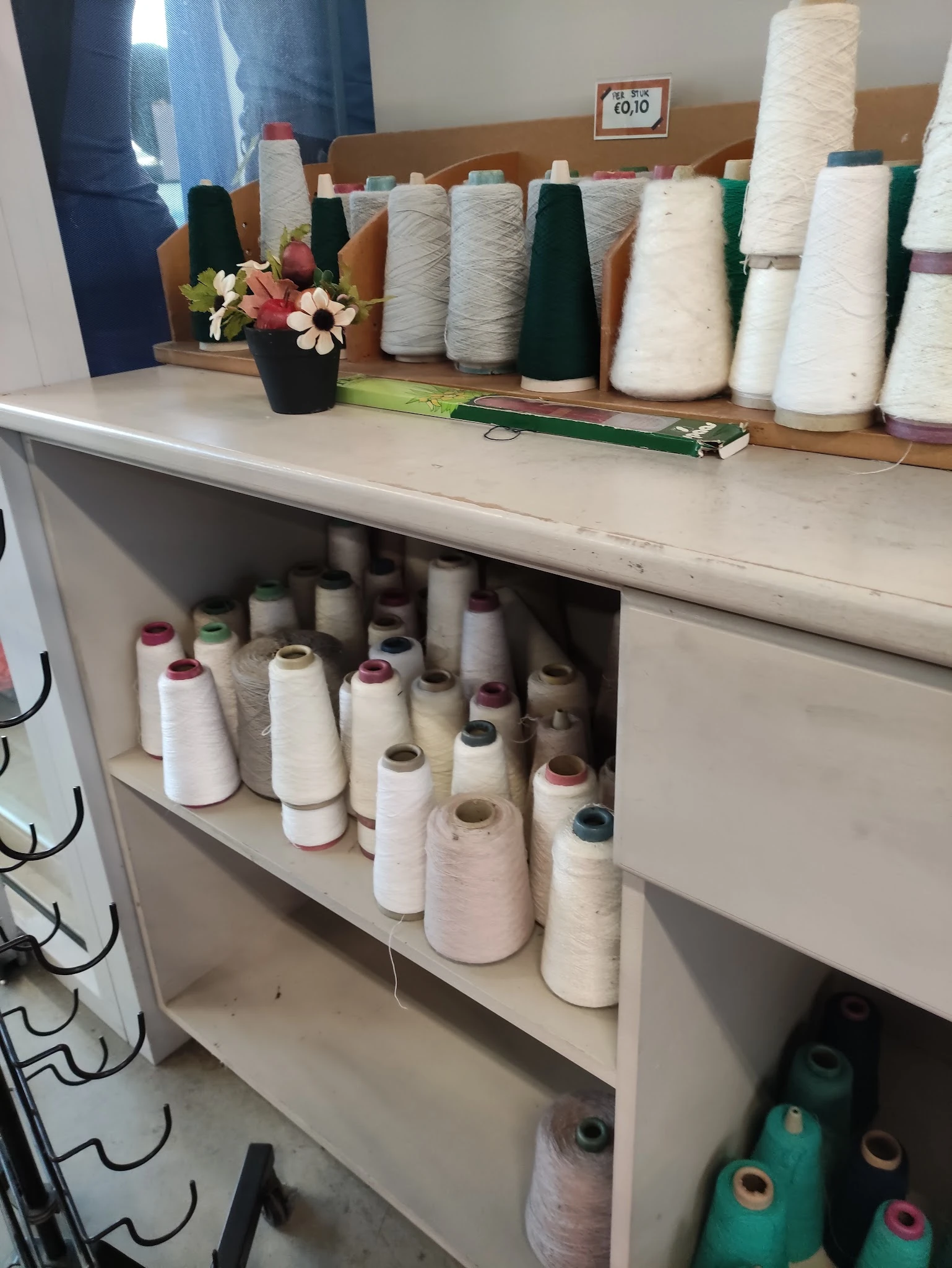 Stellingkast met nombreuses rollen garen en draden in verschillende kleuren