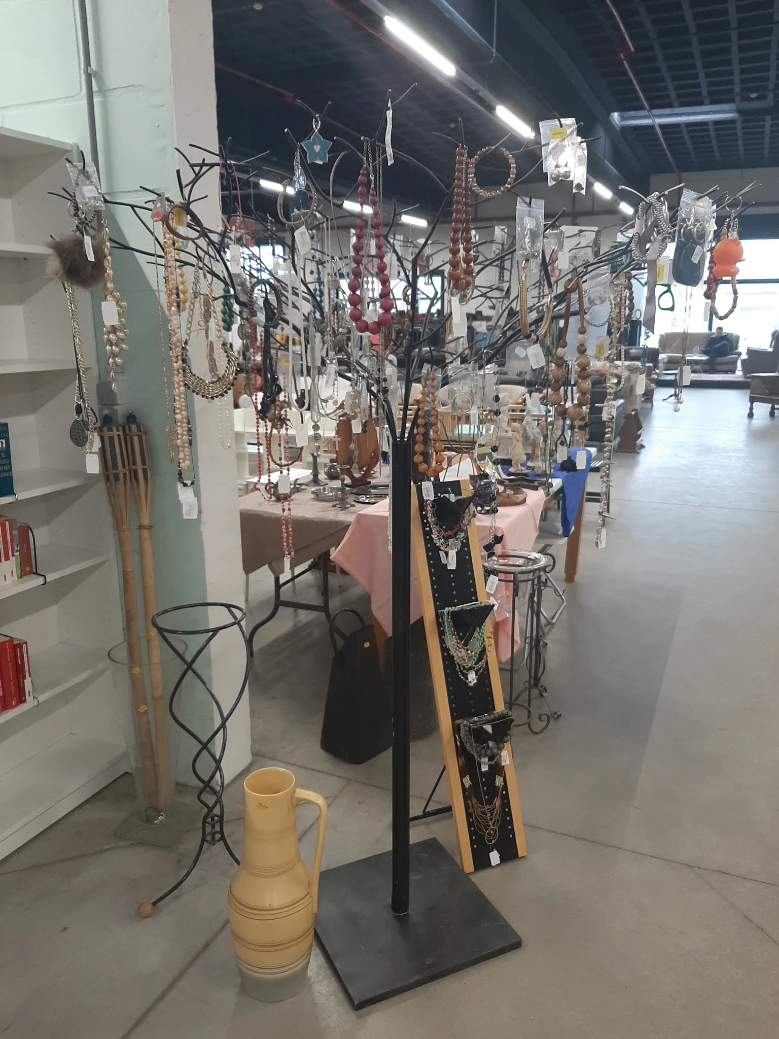 Winkelvloer met hangende decoraties, sieraden en accessoires aan draden en rekken