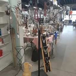 Winkelvloer met hangende decoraties, sieraden en accessoires aan draden en rekken