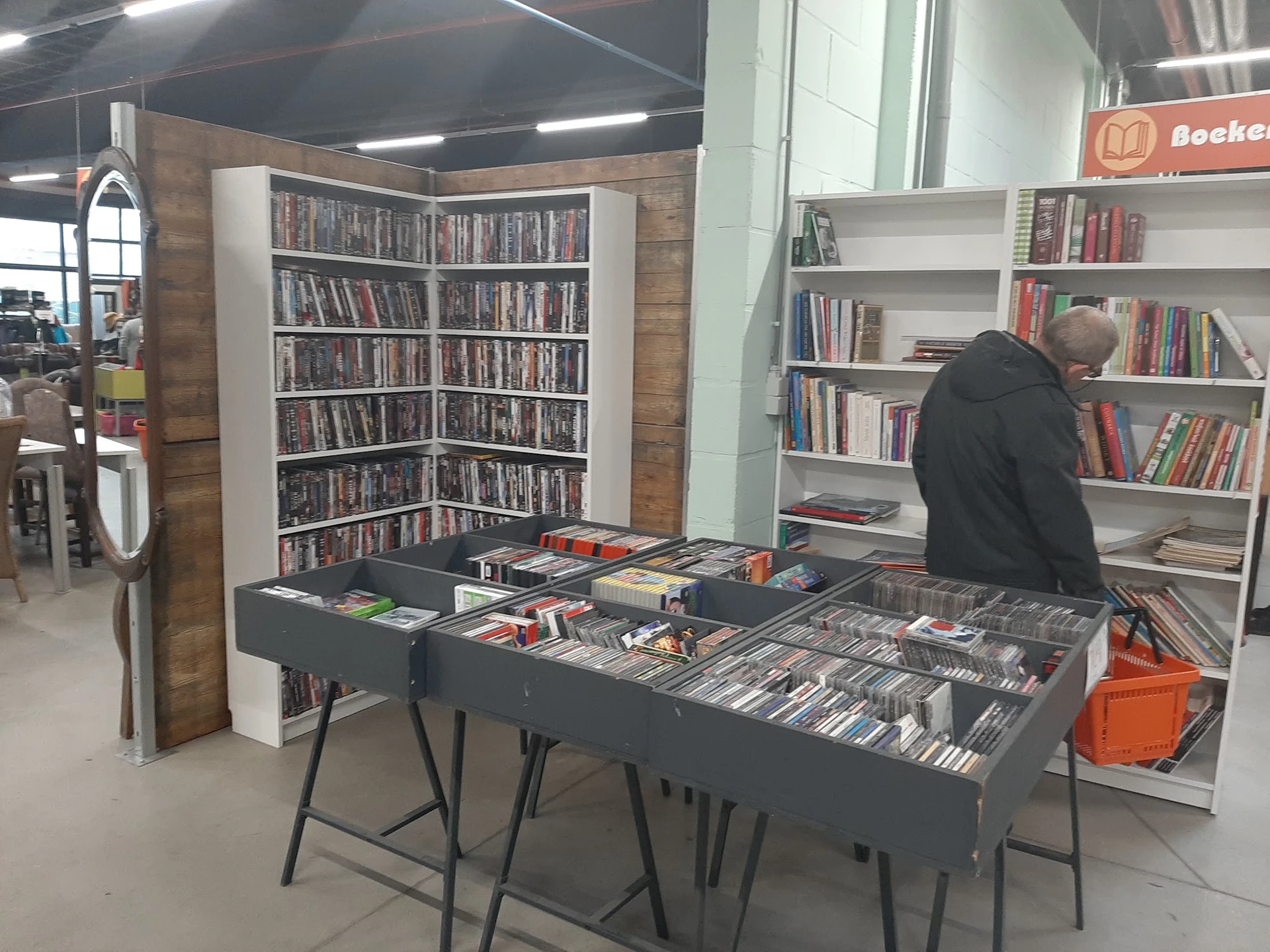 Uitstalling van dvd's en blu-rays op een tafel met boekenkast op achtergrond