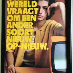 Gele advertentietekst met portretfoto van man in geel shirt
