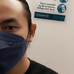 Selfie van een persoon met een blauwe mondkapje