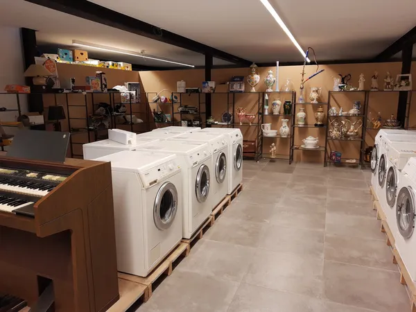 Winkelinterieur met wasmachines en diverse artikelen op stellingen