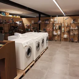 Winkelinterieur met wasmachines en diverse artikelen op stellingen