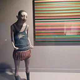 Kunstwerk van een figuur in een tank top met sterrenprint en gestreepte shorts
