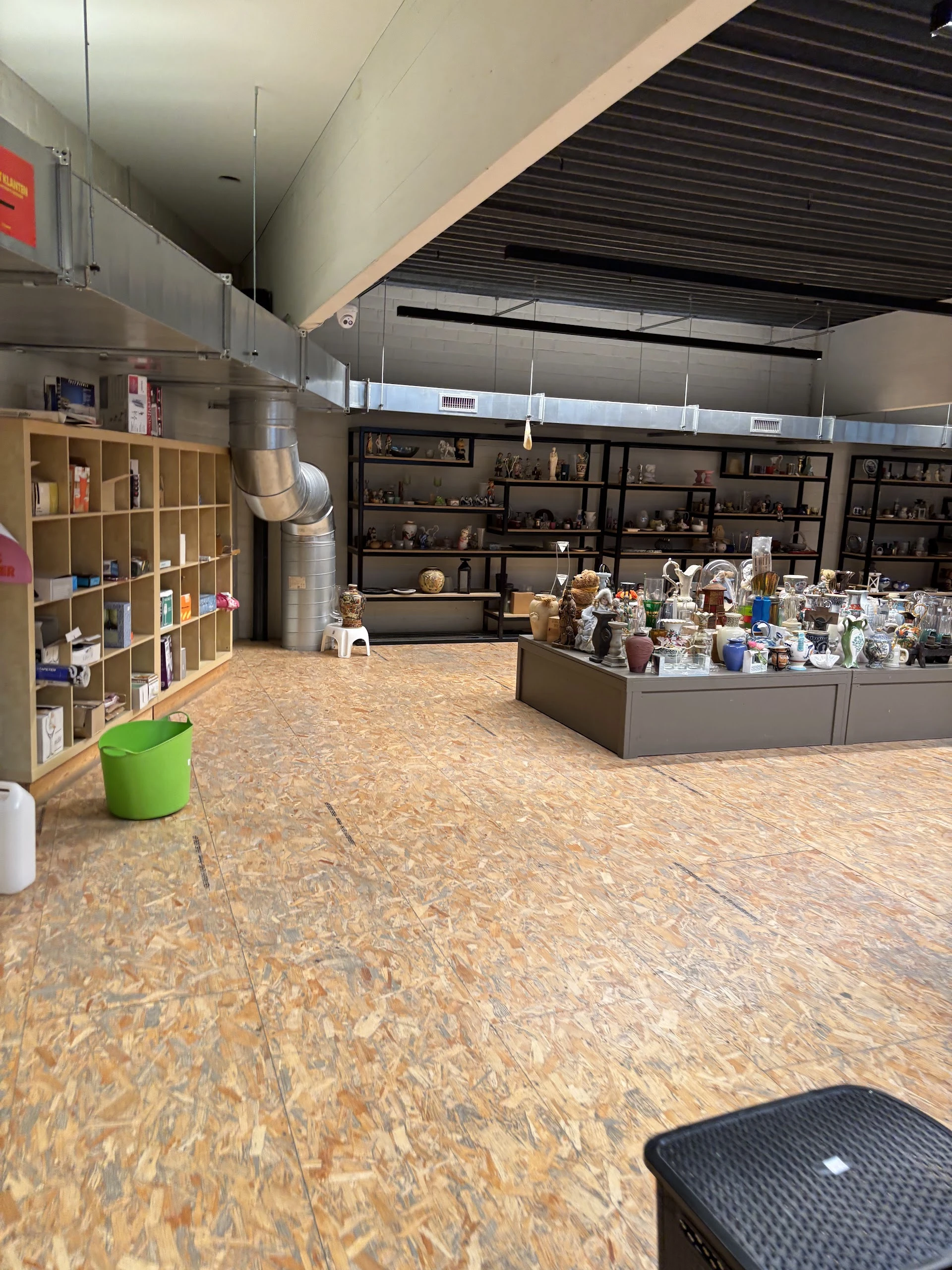 Kringwinkel Geraardsbergen in Geraardsbergen met tweedehands meubels en kleding