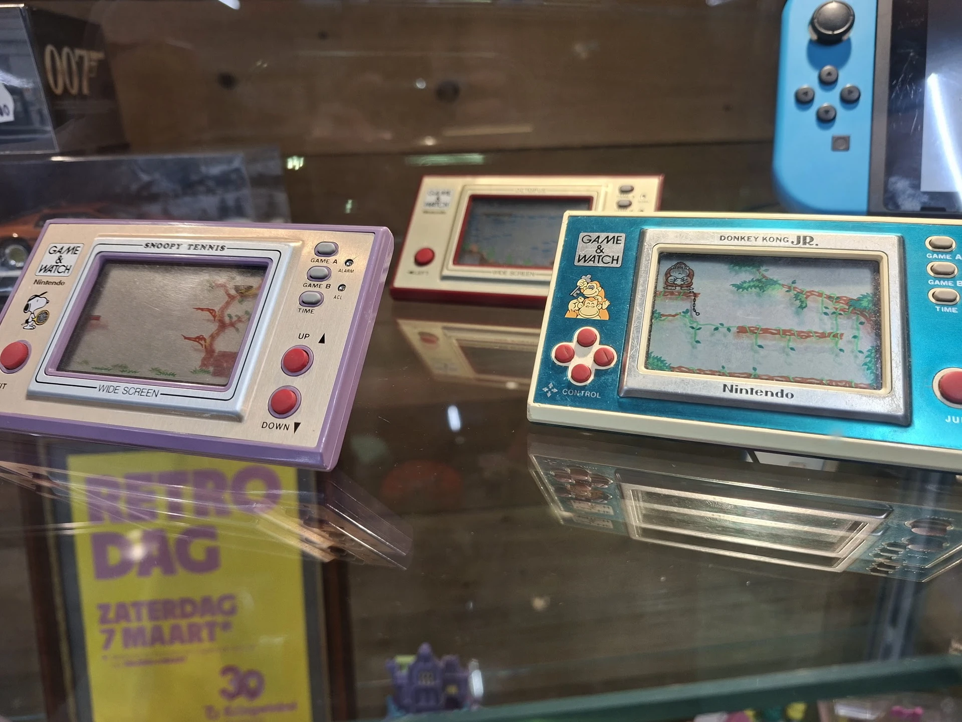 Vitrinekast met vintage Nintendo Game & Watch handspellen in verschillende kleuren