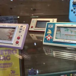 Vitrinekast met vintage Nintendo Game & Watch handspellen in verschillende kleuren