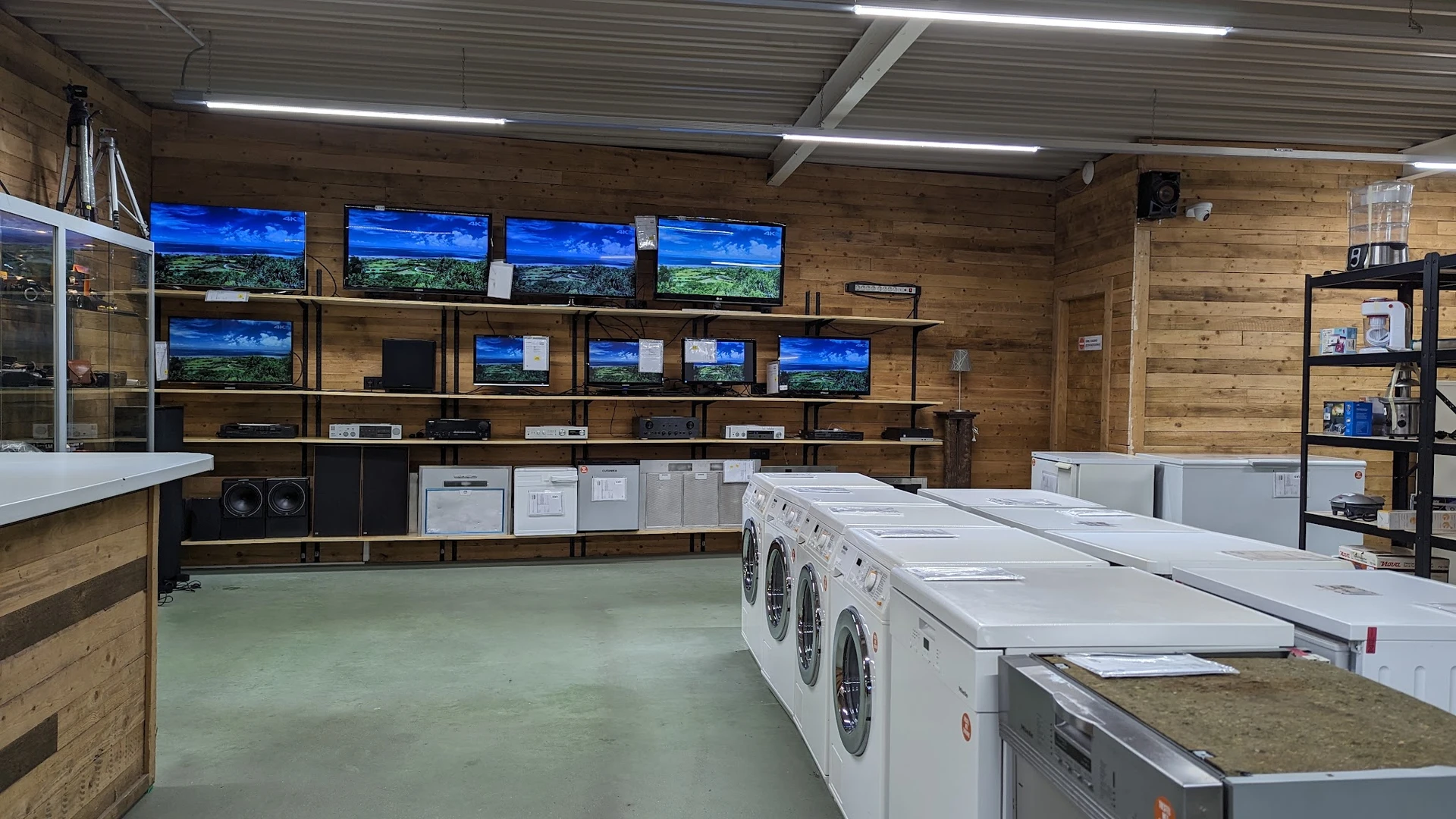 Witgoedafdeling met wasmachines en drogers uitgestald in de kringloopwinkel