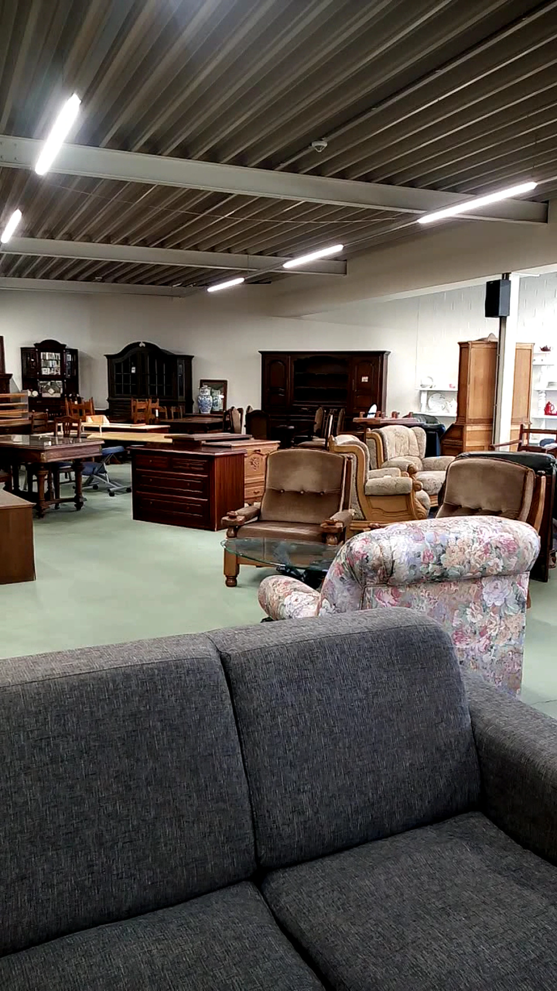 Kringwinkel Hageland in Tienen met tweedehands meubels en kleding