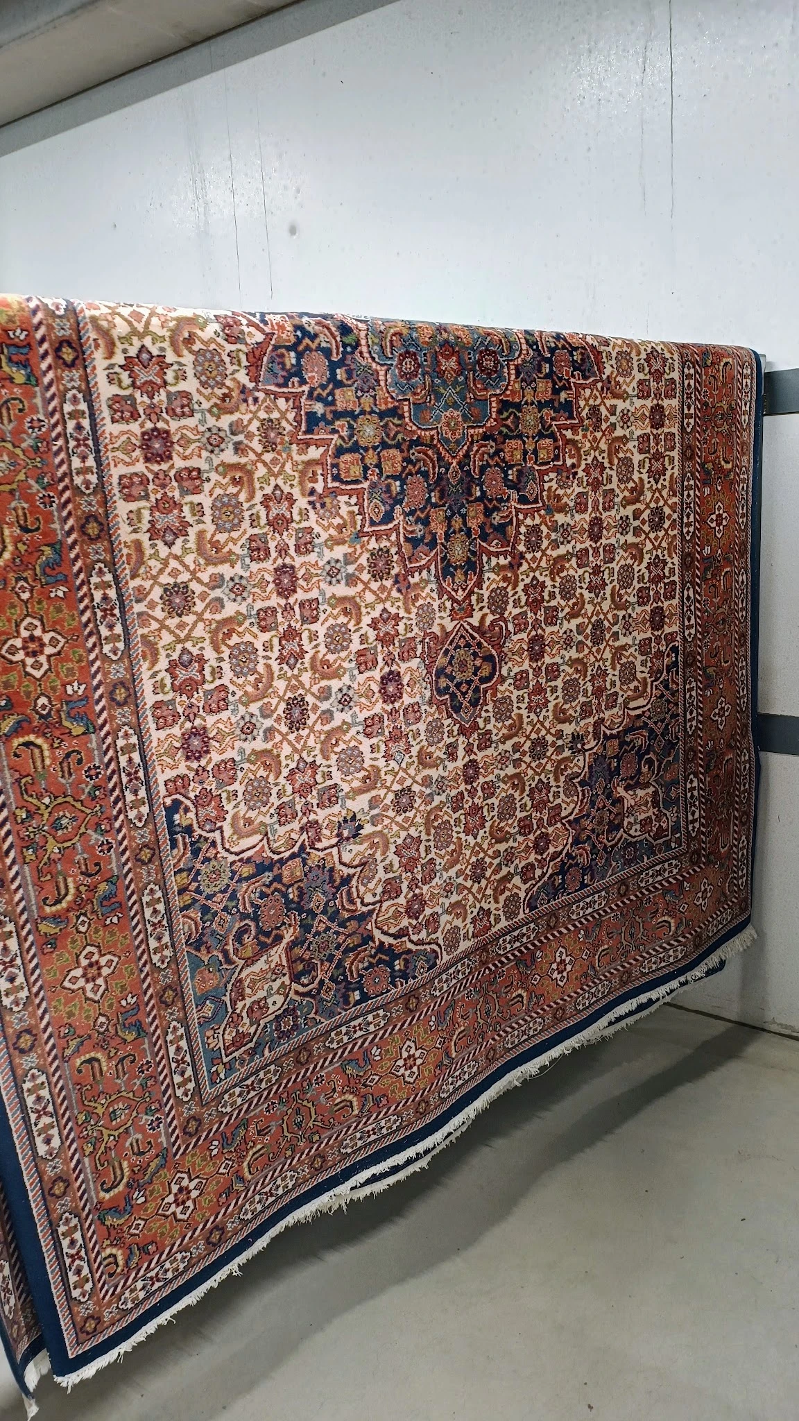 Close-up van een Oosters tapijt met traditionele patronen in rode, blauwe en beige tinten