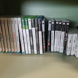 Rij van tweedehands dvd's en games op een plank, wit en zwart ingepakt