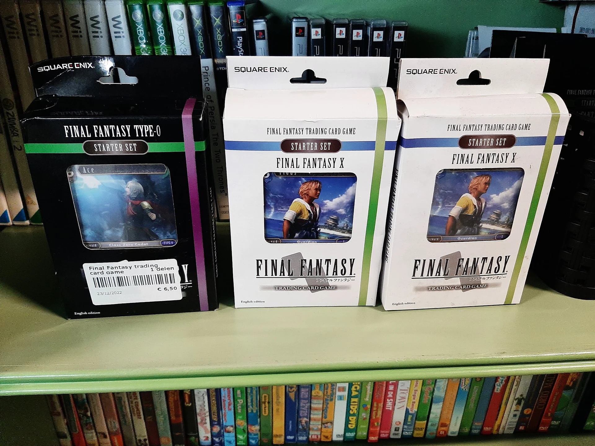 Drie Final Fantasy Trading Card Game startersets van Square Enix in originele verpakking op een winkelplank