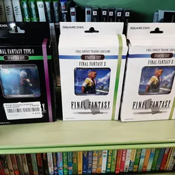 Drie Final Fantasy Trading Card Game startersets van Square Enix in originele verpakking op een winkelplank