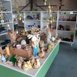 Uitgestalde decoratie-artikelen en paasversiering op een groene tafel in de winkel