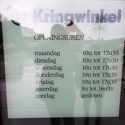 Openingstijden van een winkel op een raam of deur