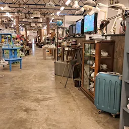 Winkelvloer van kringloopwinkel met stellingen, meubels, huishoudartikelen en diverse spullen