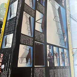 Uitgestalde stoelen en meubels in kringloopwinkel, zichtbaar door raampartijen