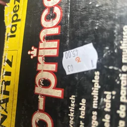 Prijssticker met handgeschreven prijs op verpakking van artikel in kringloopwinkel